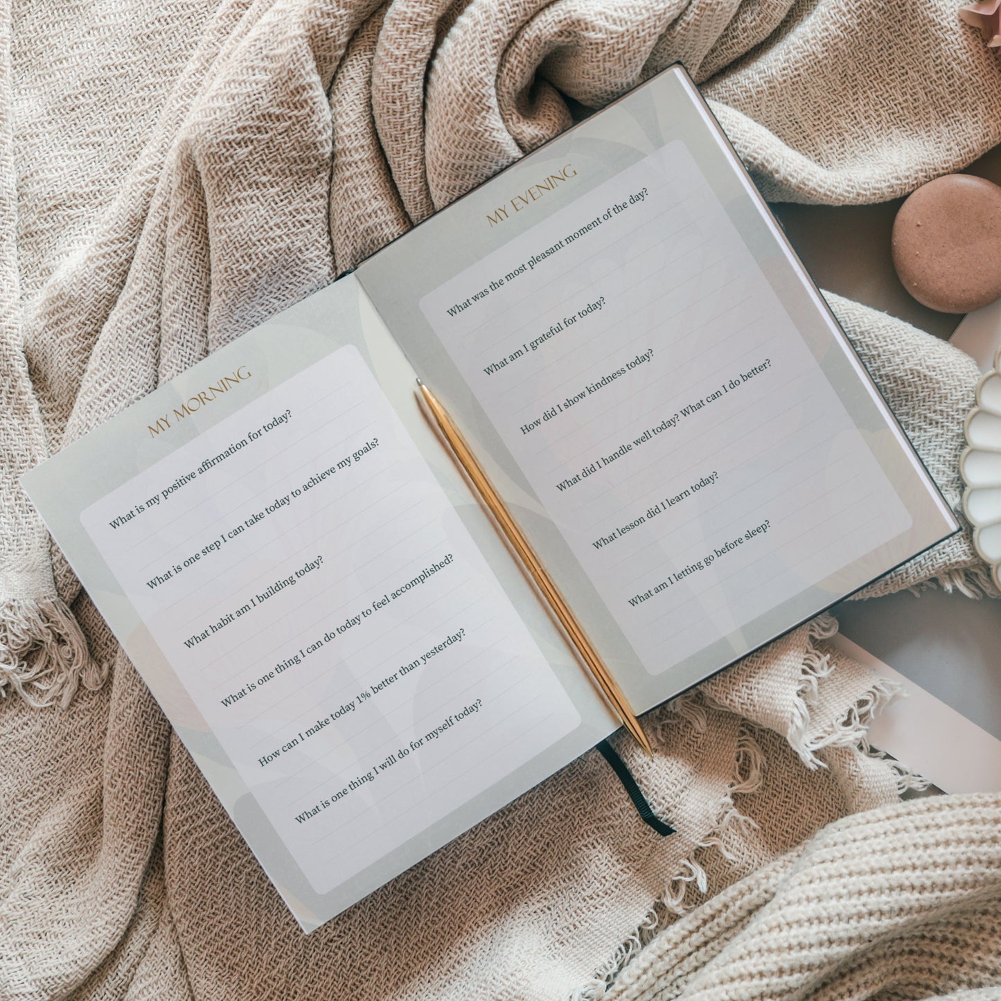 5-minute journal with morning and prompts for gratitude