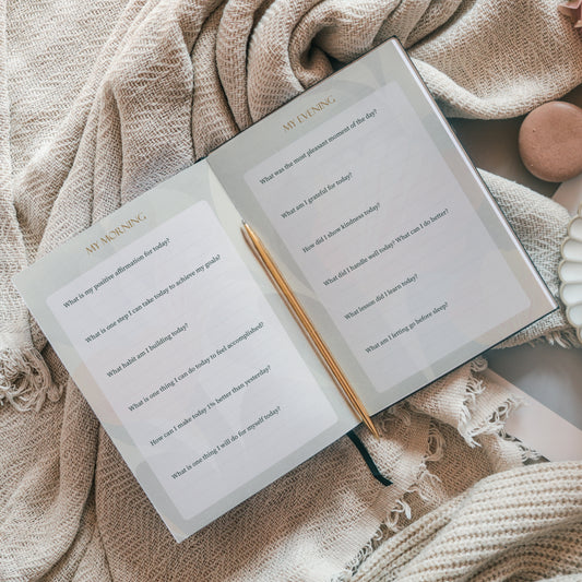 5-minute journal with morning and prompts for gratitude